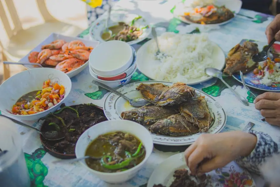 Hidangan laut dan nasi hangat di rumah makan keluarga